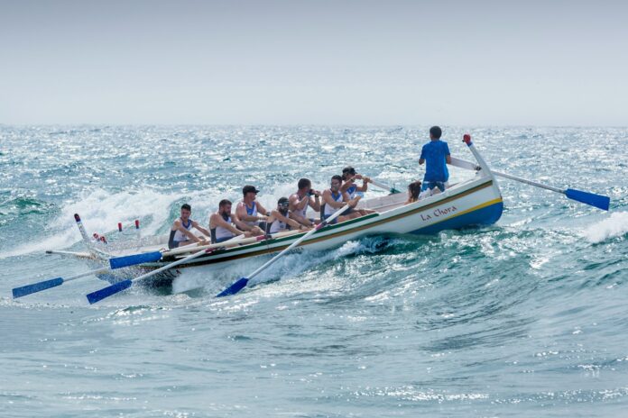 Photo by Quino Al group of men riding boat