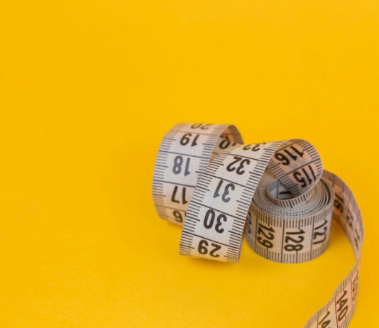 뱃살 타파를 위한 7가지 식단 팁, 영양 전문가들의 조언 white and black round ornament