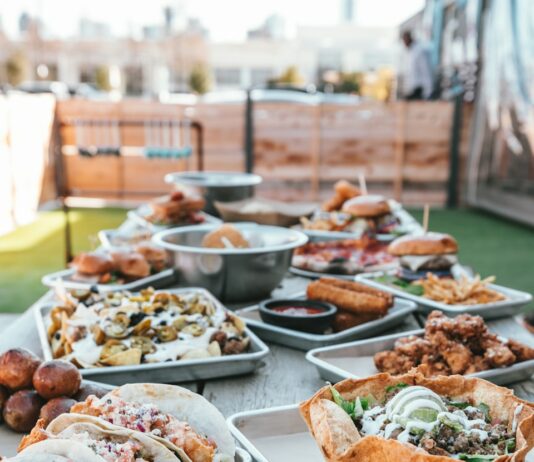 다이어트와 운동: 건강한 라이프스타일의 필수 구성 요소 selective focus photography of plates of food on table during daytime
