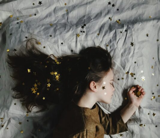 올바른 수면 습관으로 건강 지키기 woman in brown long-sleeved top sleeping on bed