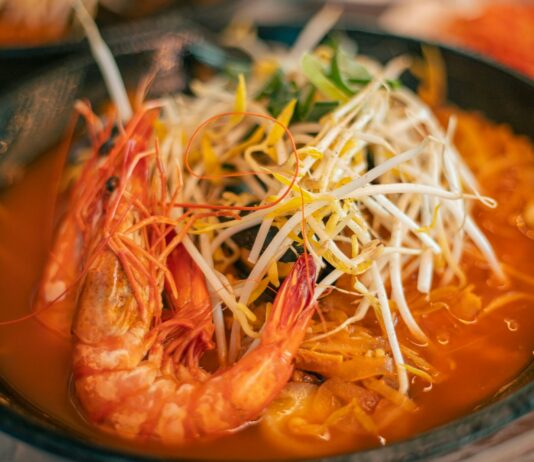 올 들어 농식품 수출 7.6% 증가…‘케이 라면이 효자’ a close up of a bowl of food with shrimp