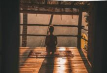 스트레스 해소를 위한 명상과 호흡법 woman meditating on floor with overlooking view of trees