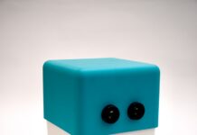 ‘로봇이 병원서 환자 안내·약 배송’…정부, 디지털 서비스화 촉진 blue and white lego blocks
