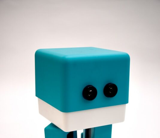 ‘로봇이 병원서 환자 안내·약 배송’…정부, 디지털 서비스화 촉진 blue and white lego blocks