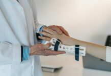 금융당국, 보험사기 조사권 강화…알선·권유·유인 등 수사의뢰 person in white coat holding silver and blue ring