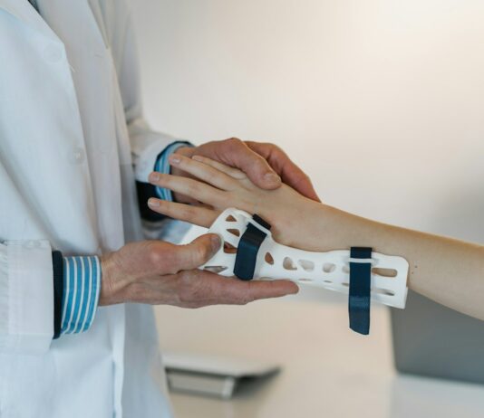 금융당국, 보험사기 조사권 강화…알선·권유·유인 등 수사의뢰 person in white coat holding silver and blue ring