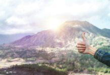 여름철 다이어트 성공을 위한 심리 관리 human showing hand on top of mountain