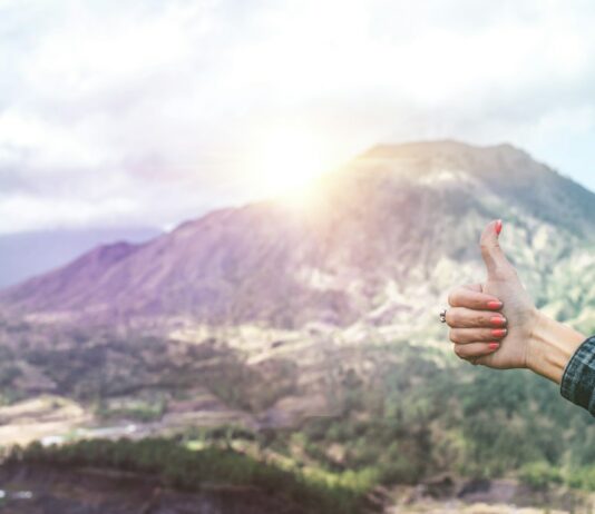 여름철 다이어트 성공을 위한 심리 관리 human showing hand on top of mountain