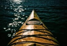 여름의 끝자락을 즐길 수 있는 시원한 물놀이 아이디어 brown boat on water