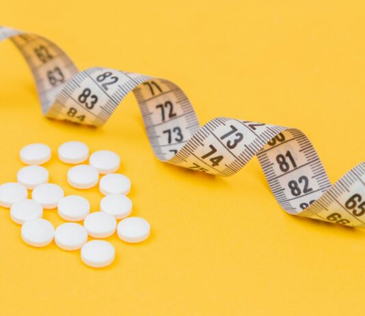 청소년 비만: 원인과 예방을 위한 실천 방법 white round medication pill on yellow surface