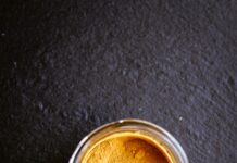 면역력 증진을 위한 항산화 식품: 식단에 포함시킬 음식 clear glass cup with brown powder