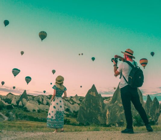 여행 중의 건강 관리: 유용한 팁 man taking photo of hot air balloons