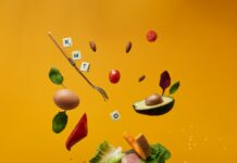 건강한 식단과 꾸준한 운동으로 몸과 마음의 균형 찾기 a plate with lettuce, ham, eggs, carrots, and other