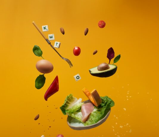 건강한 식단과 꾸준한 운동으로 몸과 마음의 균형 찾기 a plate with lettuce, ham, eggs, carrots, and other