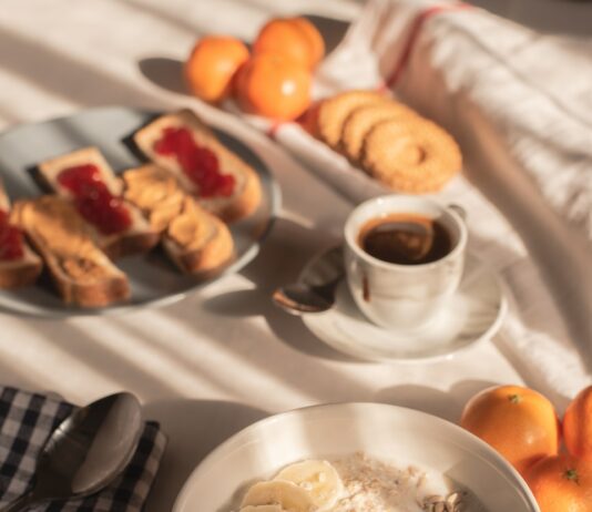 운동 전 먹으면 좋은 에너지 보충 음식 리스트 white rice on white ceramic plate