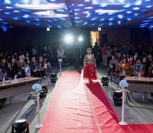 엘지디스플레이와 함께하는 ‘어르신 패션쇼’