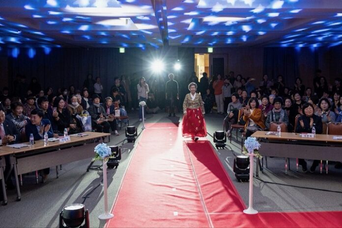 6. 파주시노인복지관, 엘지디스플레이와 함께하는 ‘어르신 패션쇼’ (1)