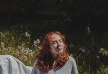 운동과 영양 관리로 노화를 방지하는 법 woman in gray sweater sitting on white textile