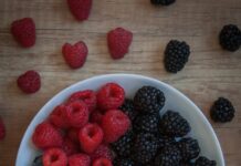 건강과 다이어트를 동시 strawberries on white ceramic bowl