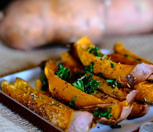 운동 후 근육 회복을 위한 이상적인 식사 계획 sliced vegetable on brown wooden chopping board