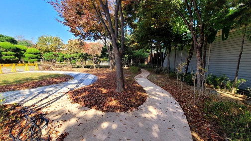 (사진1) 흙콘크리트 보행로