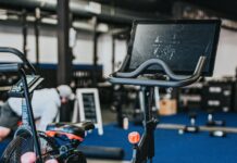 바쁜 현대인을 위한 건강한 취미 운동 추천 black and blue trike on gray concrete floor