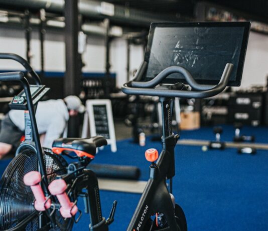 바쁜 현대인을 위한 건강한 취미 운동 추천 black and blue trike on gray concrete floor