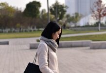 겨울철 다이어트 성공을 위한 심리적 요령 woman walking while holding smartphone