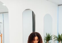 필라테스와 요가를 활용한 전신 건강법 a woman sitting on a piyor in a gym