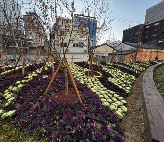 꼭꼭 숨었던 공덕역 늘장부지, 사계절 꽃길로 태어나다