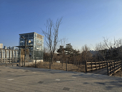 “계단 없이 편안하게 공원 즐기세요” 강동구, 상일동 능골근린공원에 무장애 나무바닥길 조성