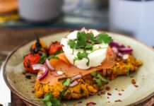 다이어트 중 즐길 수 있는 겨울 간식 cooked meat with onions and greens