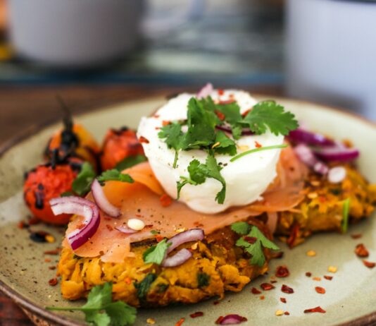 다이어트 중 즐길 수 있는 겨울 간식 cooked meat with onions and greens