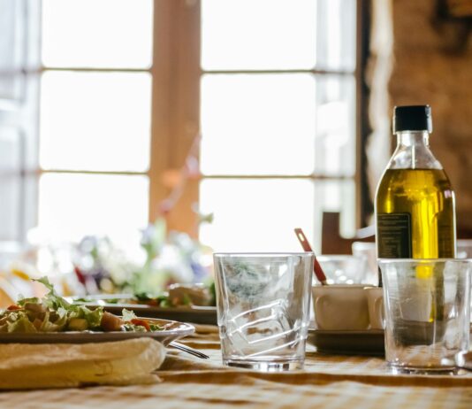 콜레스테롤 관리법: 심혈관 질환을 예방하는 영양소 two empty clear rocks glasses