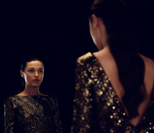 바른 자세 유지와 면역력 강화 woman facing on he mirror