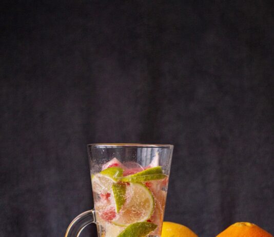 간 해독을 위한 자연요법: 간을 회복하는 방법 clear glass mug with orange fruits
