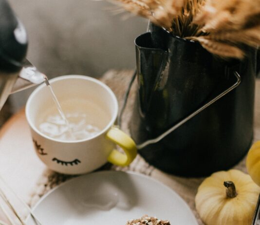 겨울철 면역력 관리 white ceramic bowl on brown woven basket