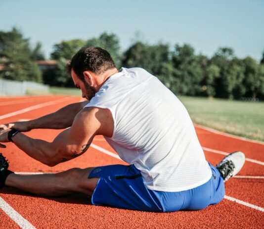 업무 중간에 할 수 있는 간단한 스트레칭 man in white sleeveless top