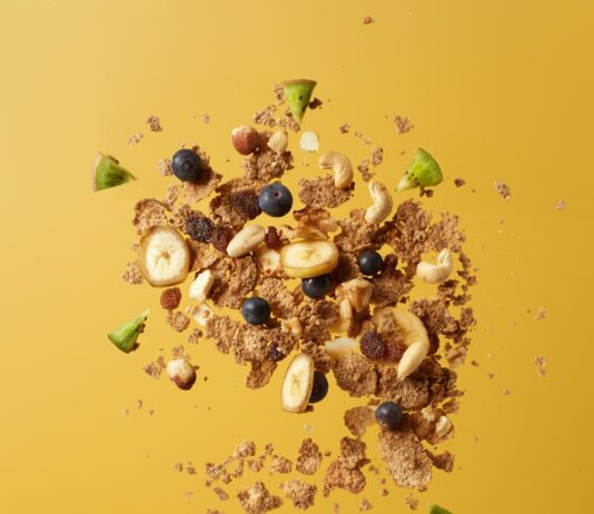 건강을 위한 자연식품의 힘 brown nuts on white ceramic bowl