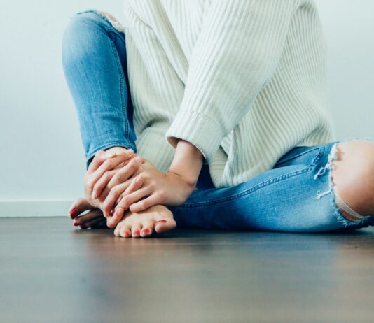 “운동만 하면 무릎이 아파요”…무릎이 말하는 ‘근력 불균형’의 신호 person wearing distressed blue denim jeans inside room
