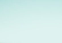 마음을 가다듬어 건강을 찾는 방법 man in white shirt sitting on green grass field during sunset