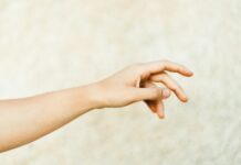 “손끝이 자꾸 저려요”…초여름 ‘말초혈관 수축’의 시작 left human hand