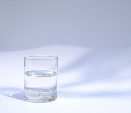 “자꾸만 허리를 두드리게 돼요”…초여름 ‘신장 건강’ 챙겨야 할 때 clear drinking glass filled with water