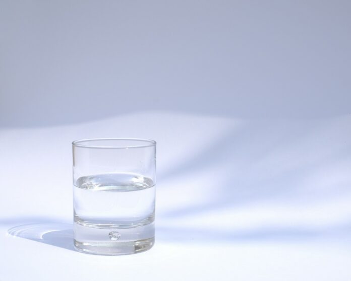 Photo by manu schwendener clear drinking glass filled with water