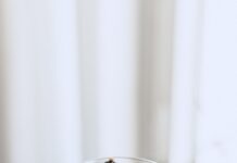 장 건강이 면역력에 미치는 영향, 그 중요성과 유지 방법 clear drinking glass