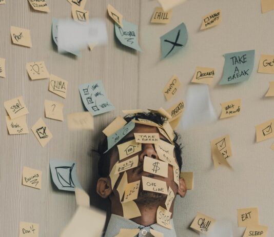 정신건강, 몸만큼 챙겨야 할 소중한 자산 people sitting on chair with brown wooden table