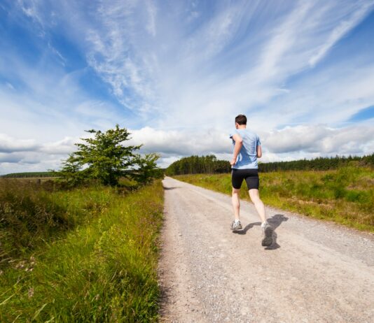 스트레스 관리, 일상 속 작은 실천에서 시작하세요 man running on road near grass field