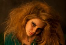 풍성한 머릿결을 위한 건강한 헤어 관리법 woman in green button up shirt wearing black framed eyeglasses