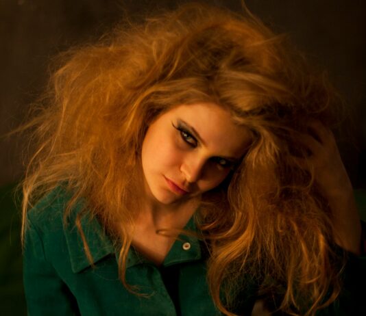 풍성한 머릿결을 위한 건강한 헤어 관리법 woman in green button up shirt wearing black framed eyeglasses