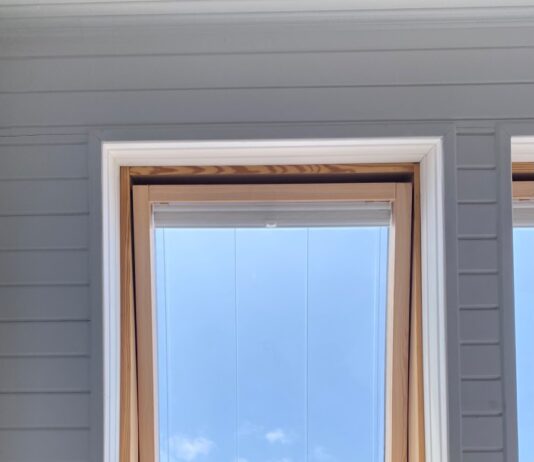 ‘도파민 리셋’ 열풍, 행복을 회복하는 뇌 건강 루틴 white wooden framed glass window